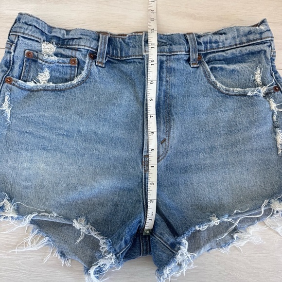 Abercrombie & Fitch Mom Jean Shorts High Rise Distressed Raw Hem Medium Wash 30 - Picture 7 of 7
